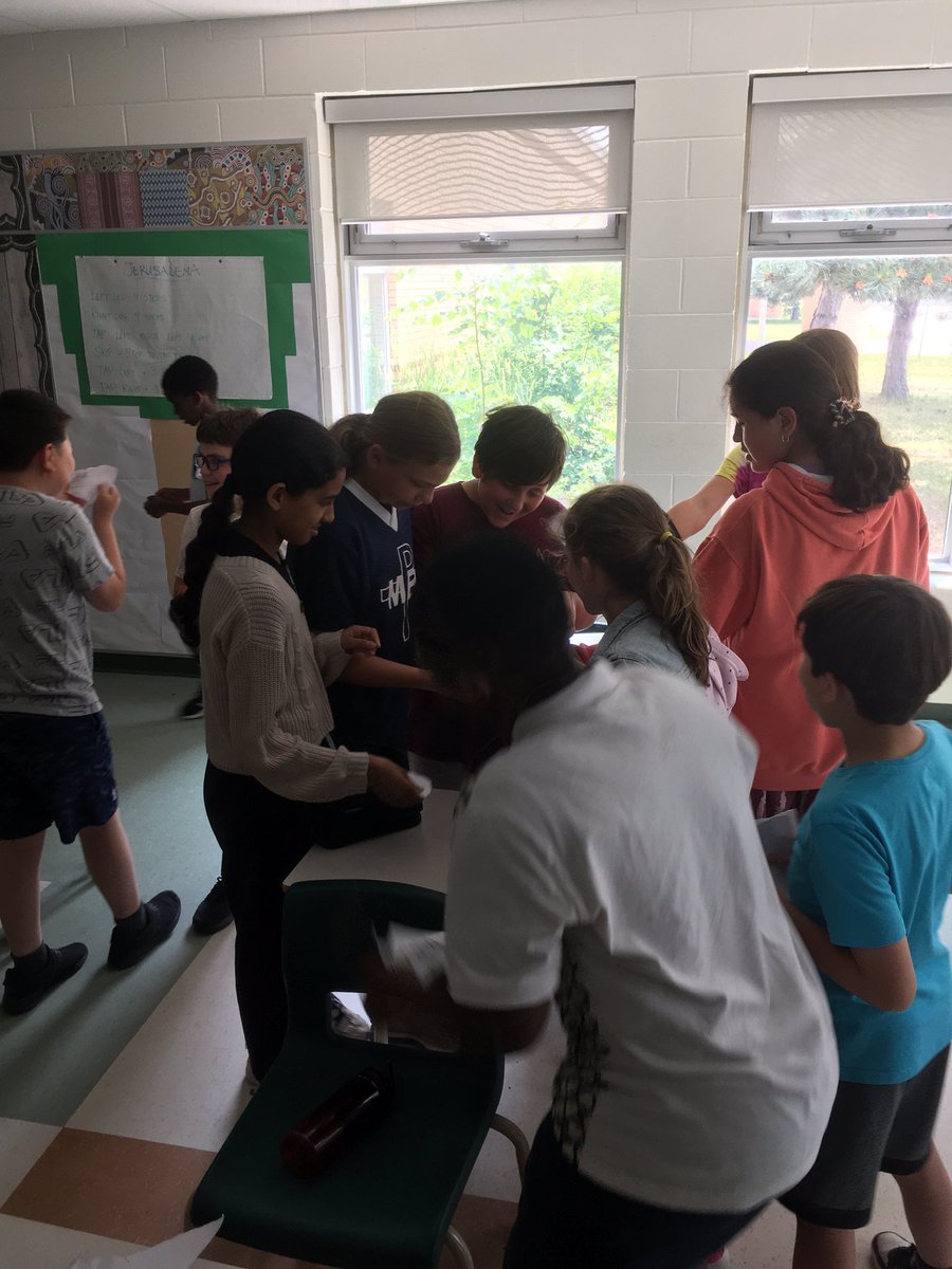 MrPoutineMPB's tweet image. Nous avons une vedette YouTube dans notre classe. Le Canada par millions (vidéo) est disponible à visionner aujourd’hui. J’ai eu son autographe aussi! @MPaulBaxterOCSB