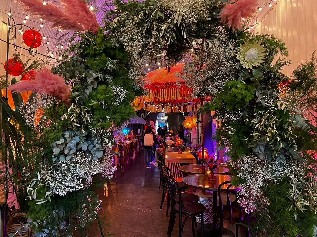How lovely is our floral archway?! 

They're leading into the premises of our wonderful sister company @pouletvoulez

A design like this ideal for a summer celebration.

.
.
.

#summerwedding #lifeinflowers #littlebookweddingdirectory #inspiremywedding