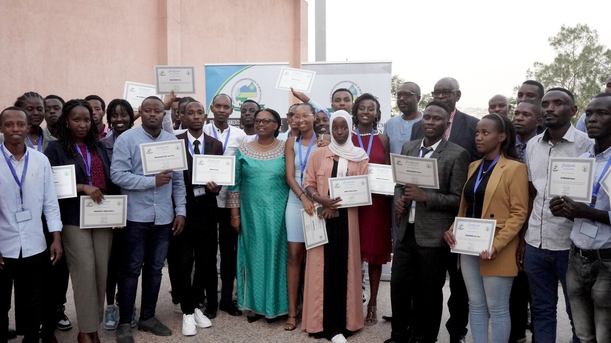 NFPO_Rwanda's tweet photo. Asoza amahugurwa y'urubyiruko rwiga mu Ishuri ry'Ihuriro "Youth Political Leaderdhip Academy" #YPLA, Umuvugizi w'Ihuriro Depite Mukamana Elisabeth yabasabye kuzasangiza ubumenyi bize urundi rubyiruko, bakarangwa n'indangagaciro zikwiye umuyobozi mwiza w'u Rwanda. https://t.co/JfxWj7mzyI
