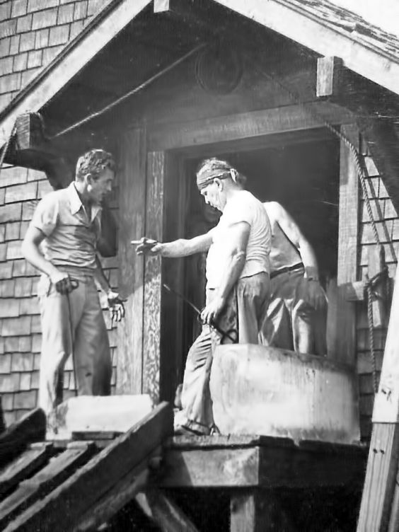 AboutJamesDean's tweet photo. #jamesdean on the set of East of Eden. https://t.co/PQ12ZIk5FI