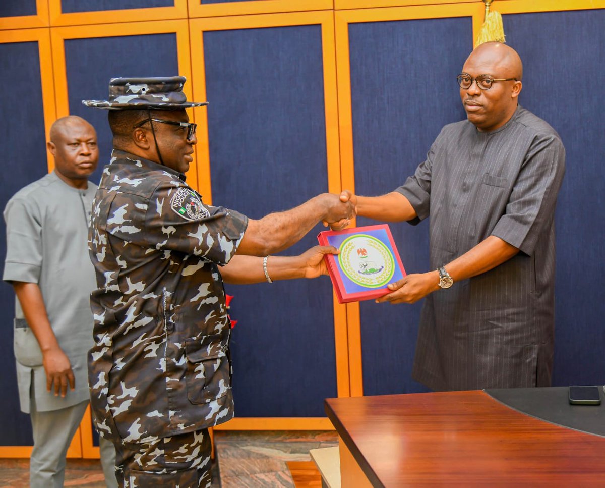 a_meshach's tweet image. #SIMFubara

H.E. Sir Siminalayi Fubara, GSSRS, today received the new Rivers State Commissioner of Police, Mr. Polycap Emeka Nwonyi, and his team on a visit. 
@officialABAT
@SimFubaraKSC
@IjereDynasty @BBCBreaking