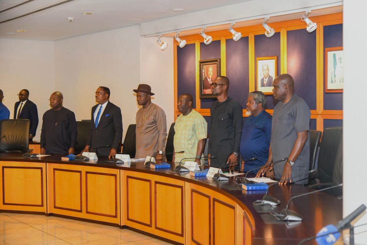 a_meshach's tweet image. #SIMFubara

H.E. Sir Siminalayi Fubara, GSSRS, today received the new Rivers State Commissioner of Police, Mr. Polycap Emeka Nwonyi, and his team on a visit. 
@officialABAT
@SimFubaraKSC
@IjereDynasty @BBCBreaking