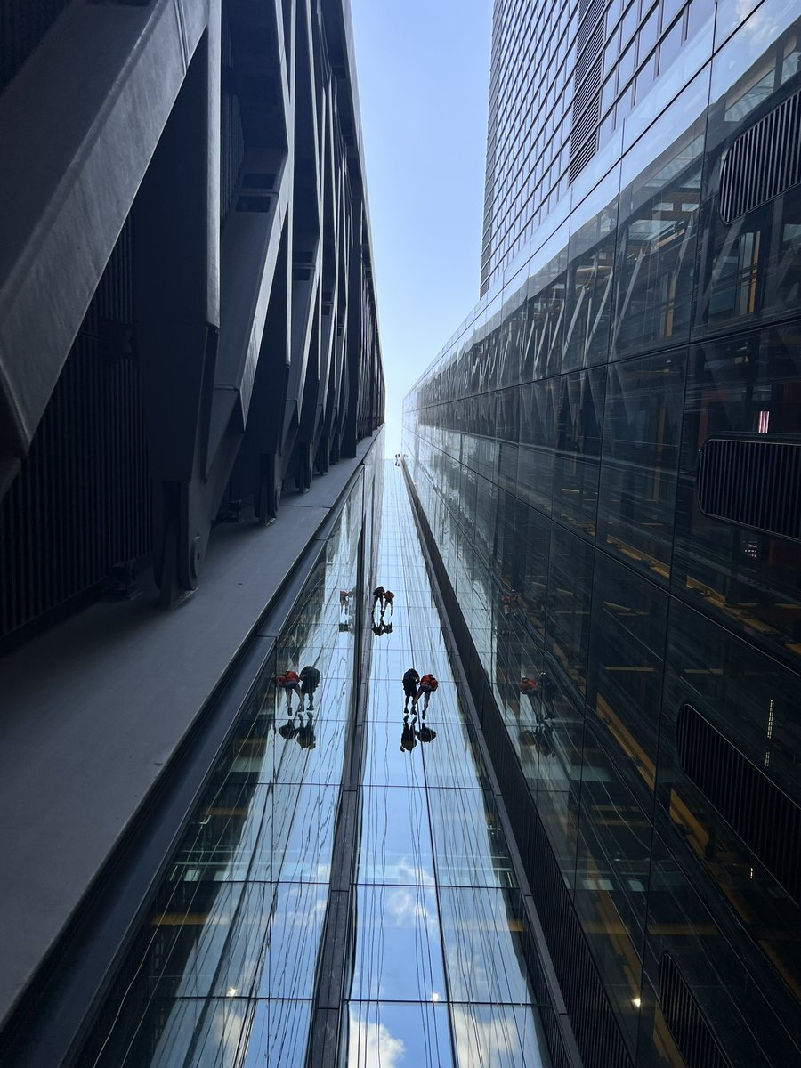 Massive Kudos to @tracy_meller #EricaReeve and #AnnMiller of @RSHParchitects for abseiling 224 meters down the Leadenhall Building  @CheesegraterLdn today in support of @MaggiesCentres at The Royal Marsden. 
Very well done. 
#abseiling 
#MaggieCentre
#DontLookDown
#RSHP