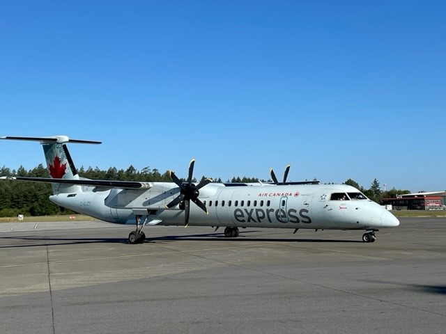 FlyYYJ_EnvolYYJ's tweet photo. Jazz 8148 Q400 departing early morning from YYJ.

#airplane #aviationbuff #bombardierQ400 #jazzaviationlp #commuterairlines #lifeontheramp
 #flightradar24

📸Jack Funk https://t.co/wy46lzVbPJ