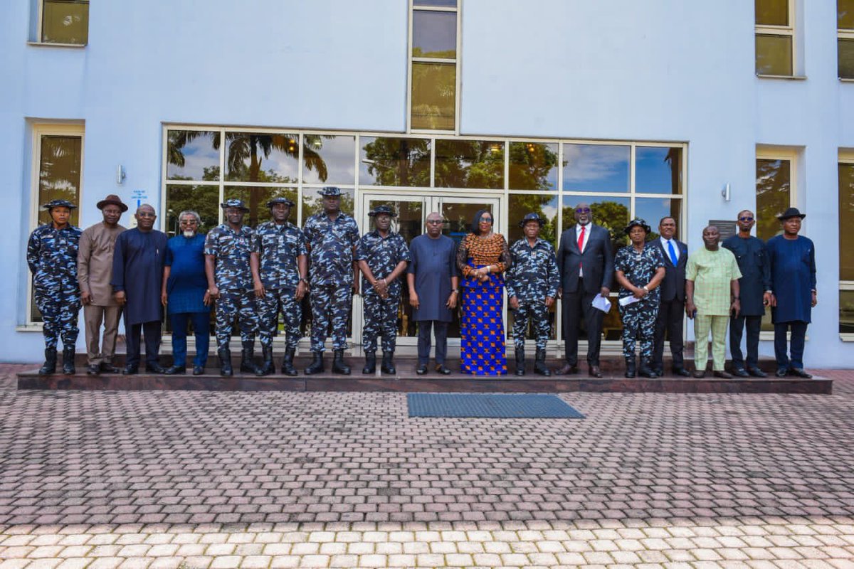 a_meshach's tweet image. #SIMFubara

H.E. Sir Siminalayi Fubara, GSSRS, today received the new Rivers State Commissioner of Police, Mr. Polycap Emeka Nwonyi, and his team on a visit. 
@officialABAT
@SimFubaraKSC
@IjereDynasty @BBCBreaking