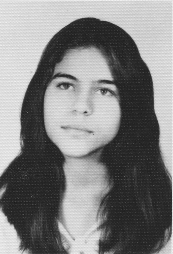 #OurStoryIsOne Mona  Mahmoudnejad 17 yrs old last one executed of 10 women of #Shiraz on 18 June 1983. Asked to be last so she could pray for each of her fellow #Bahais as they were being  executed.
iranbahaipersecution.bic.org/archive/mona-m…
#humanrights #womenofiran #genderequality #womenrights