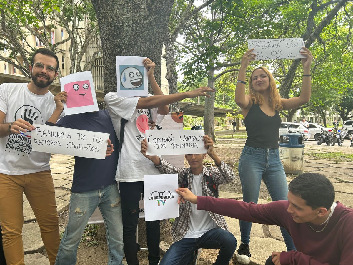 LaRepublica_tv's tweet photo. Memeteca en la UCV: LISTO ✅
¿Dónde más quieren ver #LaMemeteca? #HumorConProposito en las calles y para llevar😎🤣
Gracias @mavirestrepo14 por moderar el espacio https://t.co/wrYyJbgdso
