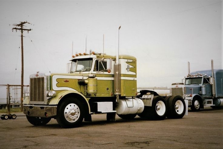 LOTS of cool right here!!

#thedirtyoldtrucker #oldtrucks #oldschooltrucks #oldschooltruckers #oldschooltrucking #peterbilt #peterbilttrucks #peterbilt359