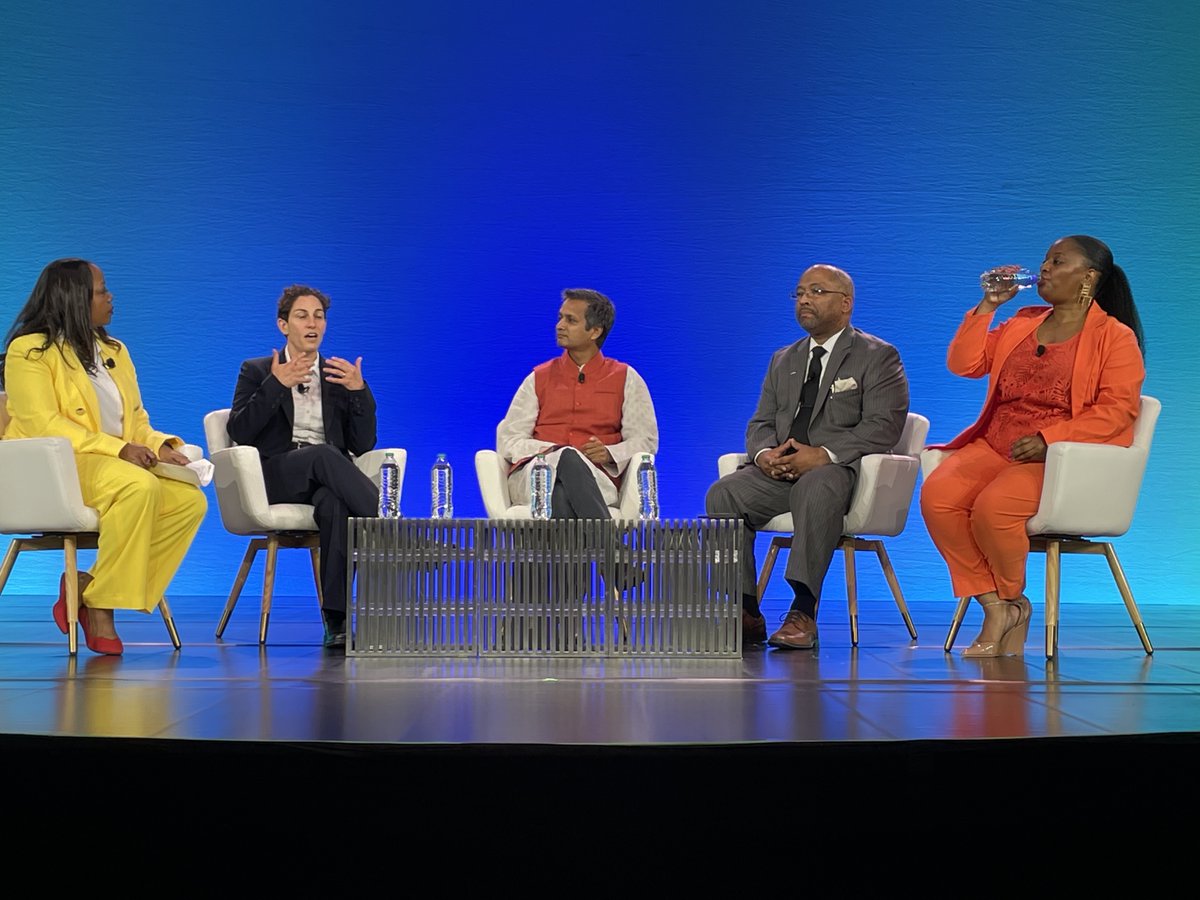 AmeriCorps's tweet photo. We were honored to join the #PointsOfLight23 conference! @AmeriCorps senior leaders shared how #Service builds a better future for all Americans. Check out our favorite moments with @PointsofLight ⤵️ and learn how we tackle our nation's challenges: https://t.co/LIMVqSigMq. (1/4) https://t.co/3XLqw1qJZO