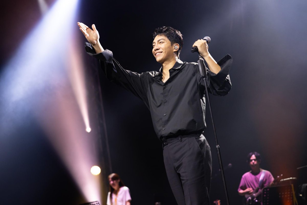 his sound check fit was no joke 🥵🔥
-
#LeeSeungGi #이승기
#LeeSeungGiinSG