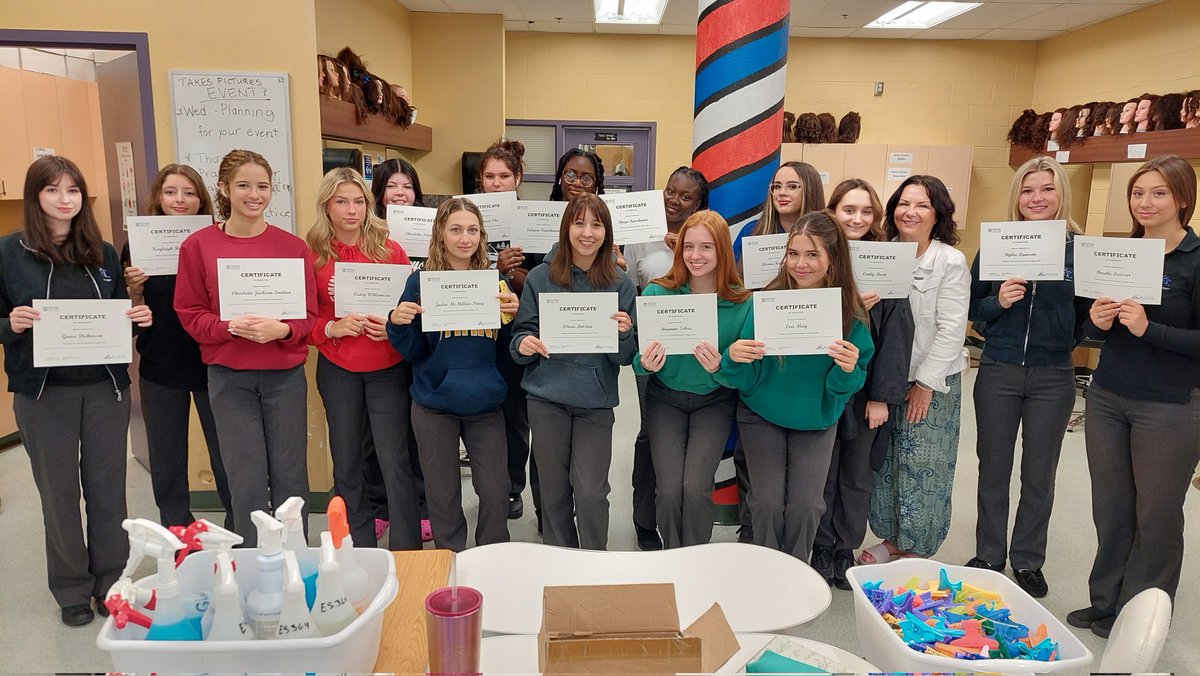 Alex_Duketow's tweet photo. Congratulations to the @HTCSSPVNC students who completed @durhamcollege cosmetics and communications College courses! #scwi #pvnclearns https://t.co/qruscQ4rT7