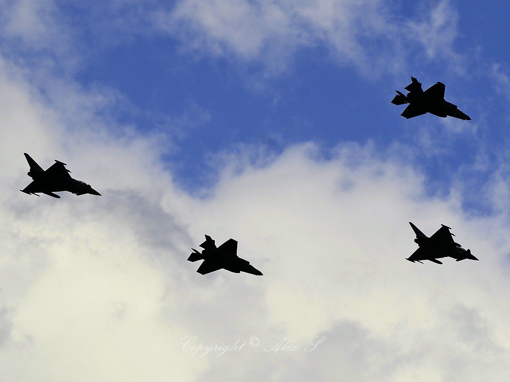 AMaschin's tweet image. Eurofighter und F-35A in Zeltweg #itsphoonfriday, #eurofighter #f35lightning #bundesheer #vermont #VermontAirNationalGuard