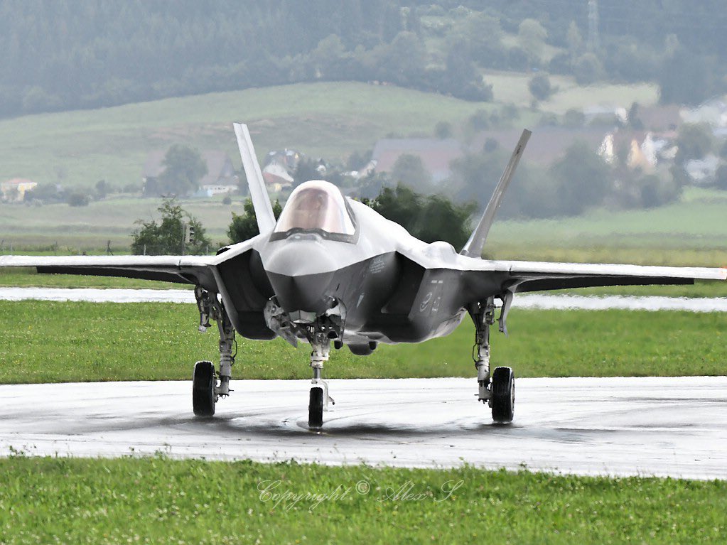 AMaschin's tweet image. Eurofighter und F-35A in Zeltweg #itsphoonfriday, #eurofighter #f35lightning #bundesheer #vermont #VermontAirNationalGuard