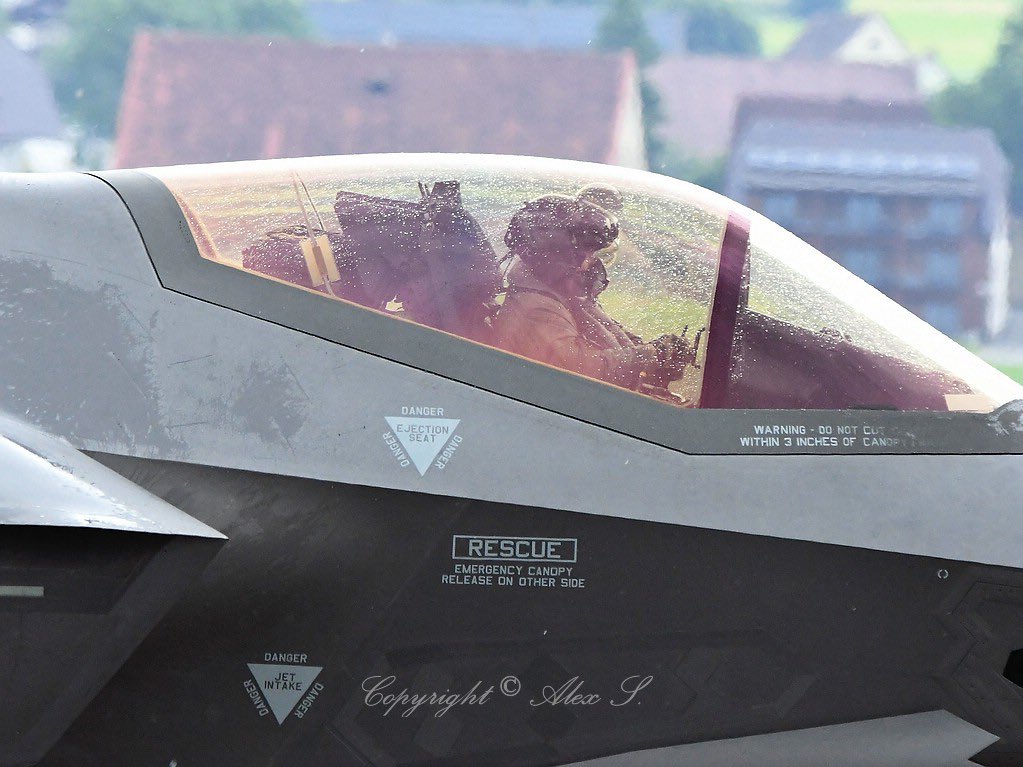AMaschin's tweet image. Eurofighter und F-35A in Zeltweg #itsphoonfriday, #eurofighter #f35lightning #bundesheer #vermont #VermontAirNationalGuard