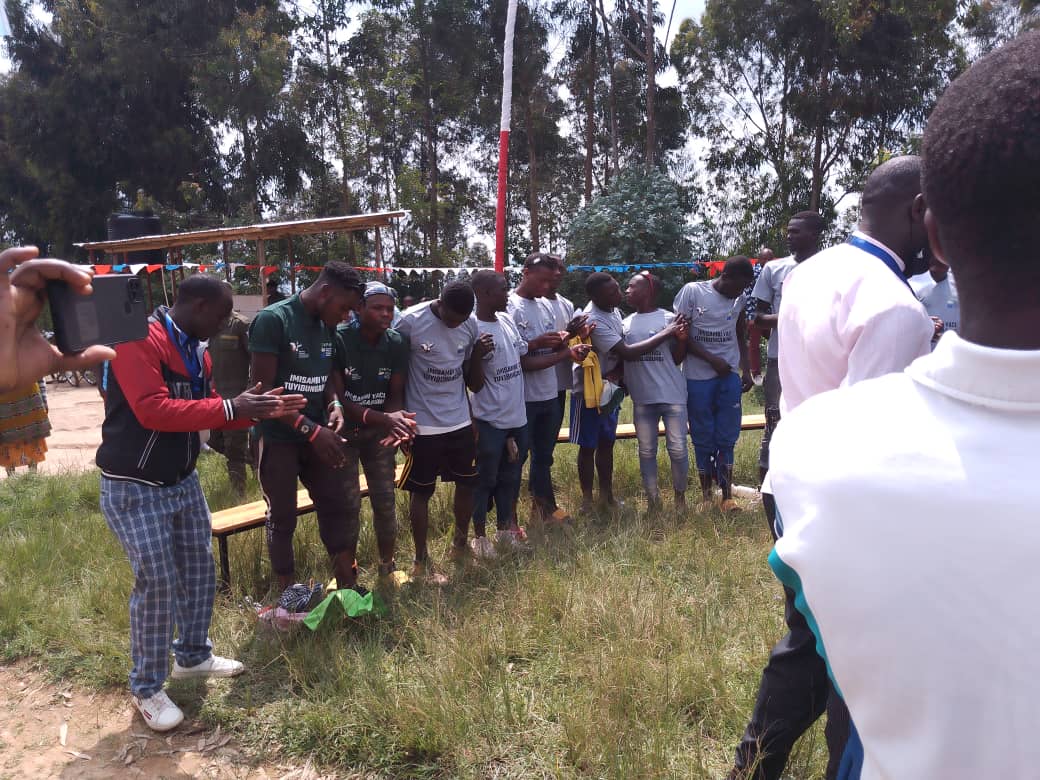 MiyoveG's tweet photo. Abayobozi bari bahari mu mpanuro batanze bagarutse ku mahame y'Umuryango FPR-INKOTANYI, kubungabunga urugezi, kugarura abana bataye ishuri, isuku  hose ( ihera kuri Njye,..) hatangwa n'ibihembo bitandukanye kubitwaye neza mu irushunwa.@RwandaNorth
@rpfinkotanyi @RwandaWildlife https://t.co/EUaMm7t3iB