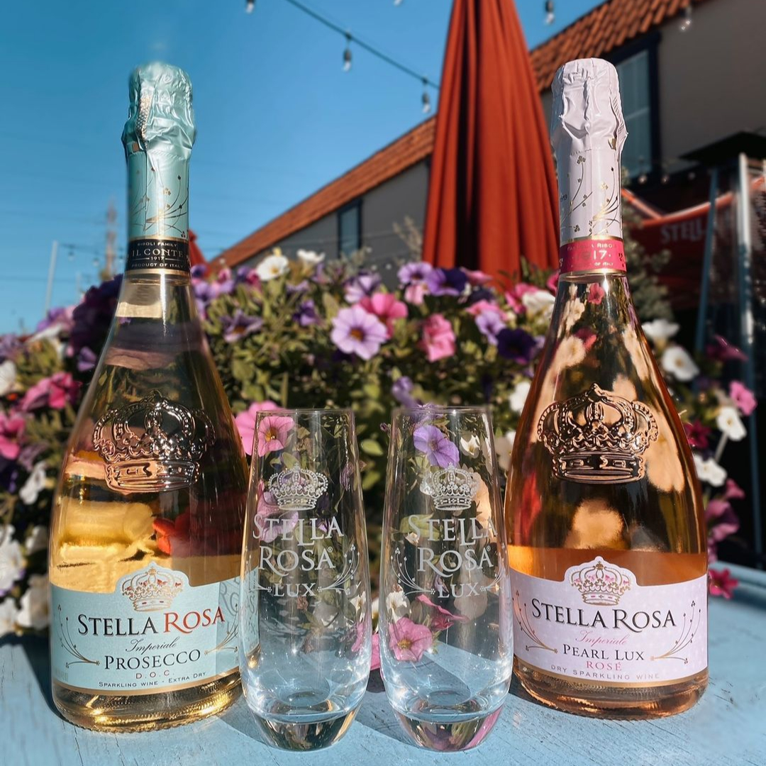 stellarosawines's tweet photo. Feeling fancy this Friday? Pop a bottle of Stella Rosa ✨LUX ✨ and end Prosecco week right.
#Stellabrate #TasteTheMagic #ProseccoWeek https://t.co/VsW7ZeCgID