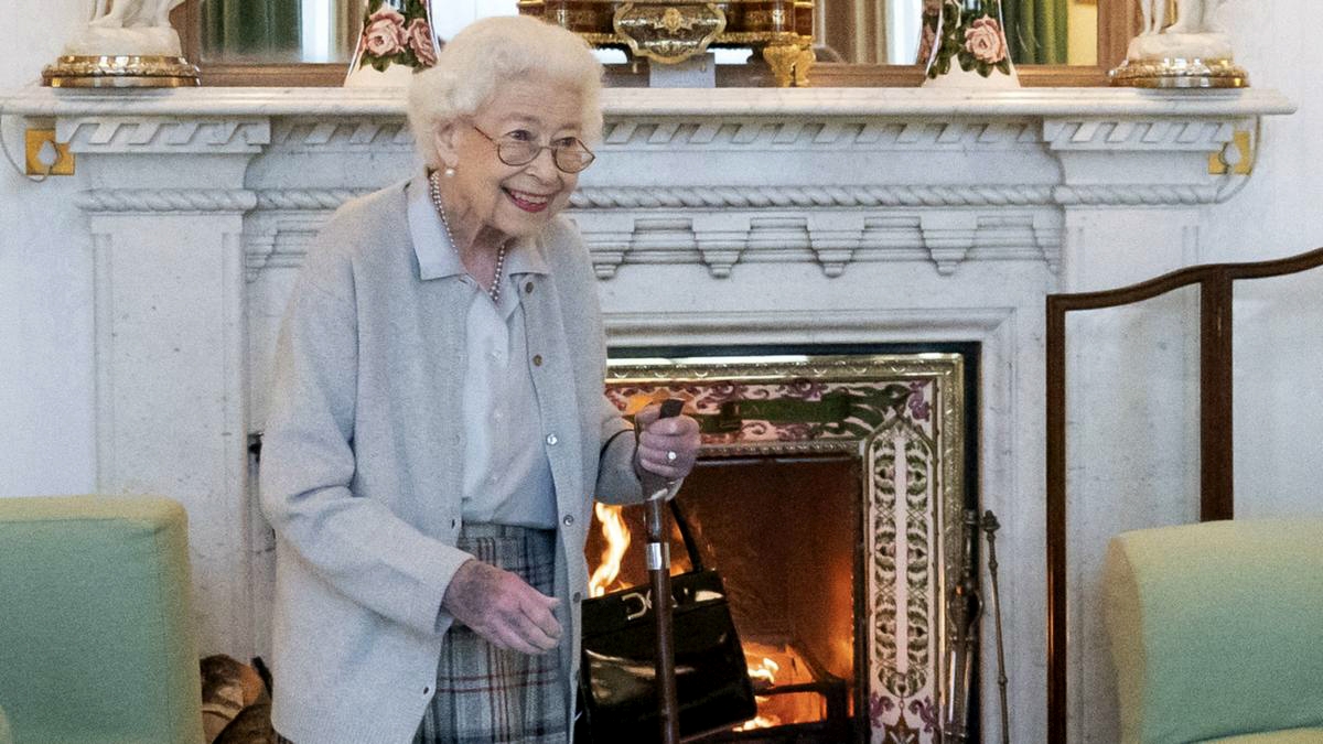 @MeghansMole @jomilleweb I don't like seeing pictures of #MeghanMarkleisaLiar with our late queen #QueenElizabethII. She mercilessly #Markled a queen who gave her every respect. In the end the queen merely tolerated her. Meghan Markle is not fit to stand in her shadow. 🍁