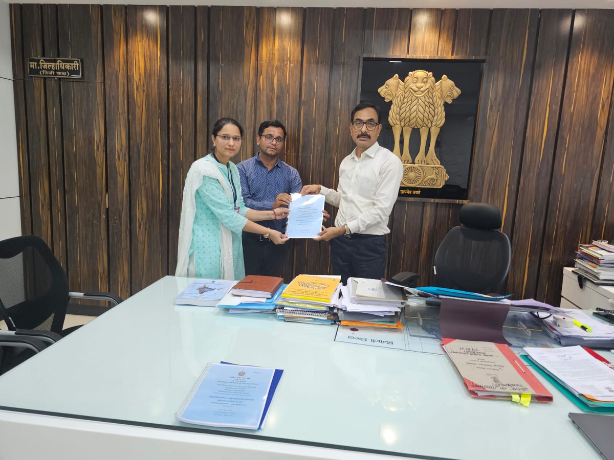 Sharing the outcomes of Aquifer Mapping &amp; Management Plan of Hingoli district with District Collector Sh. Jitendra Papalkar (IAS). District Collector appraised the work of CGWB and accepted to utilise the outcomes of the NAQUIM in ongoing schemes.