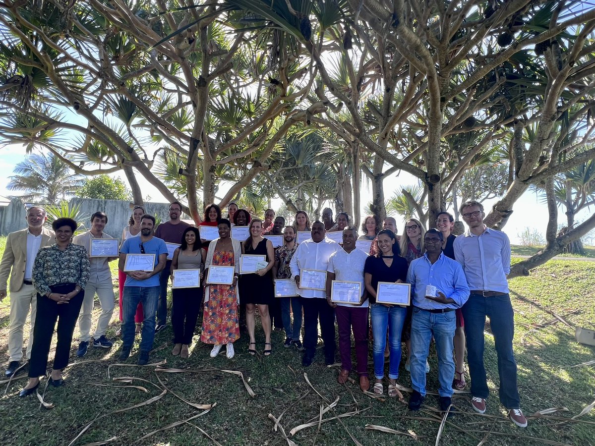 Remise de diplômes du DU adolescents ´difficiles’  <a href="/Univ_Reunion/">Université de La Réunion</a>: félicitations à nos 26 lauréats et merci à Mme Sonia Joachim-Arnaud et à l’équipe #PJJ La Réunion <a href="/justice_gouv/">Ministère de la Justice</a> ,à l’IRTS, aux enseignants <a href="/chudelareunion/">CHU de La Réunion</a> et <a href="/epsm_reunion/">Etablissement Public de Santé Mentale Réunion</a> , aux Pr Thierry Malbert et Pr David Cohen