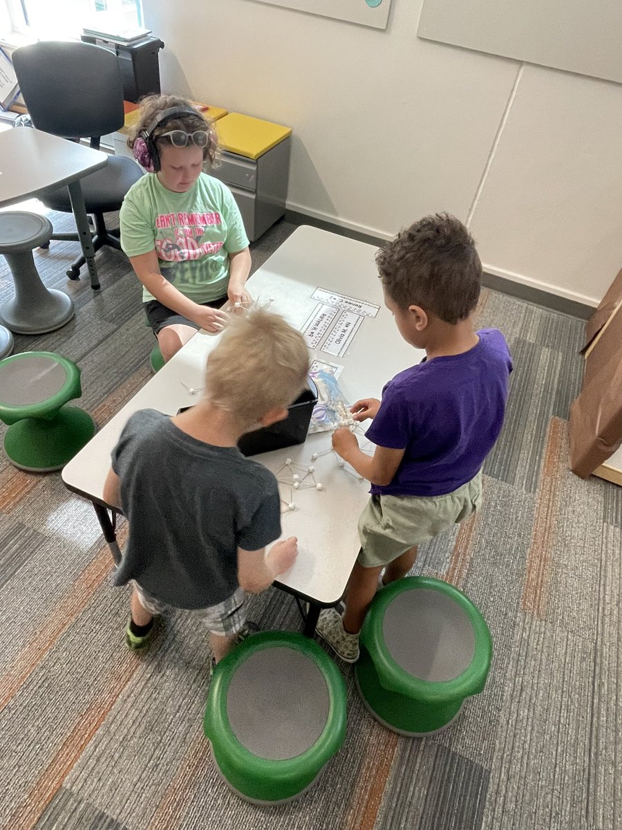 MrsWickwire2nd's tweet photo. Today in 2nd grade, we worked on collaboration, problem solving, and communication to build the tallest tower! It was mesmerizing to see students name the skills they were using. It was an amazing first week! #CrestviewWeBelong @Crestview_NKC @JakeHartley_nkc @MrsFitz107 https://t.co/cwP5if5RZ6