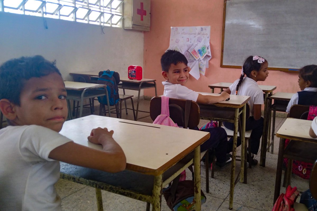 CDCEZULIA's tweet photo. ¡Haciendo cotidiano lo extraordinario!

415 niños y niñas de la U.E.N. Vidal Calderón, se beneficiarán con los trabajos de rehabilitación que las BRICOMILES realizarán en esta institución educativa.

@NicolasMaduro
@_LaAvanzadora
@MPPEDUCACION
#NoMasAgresionYankee https://t.co/H1YqA0iklu
