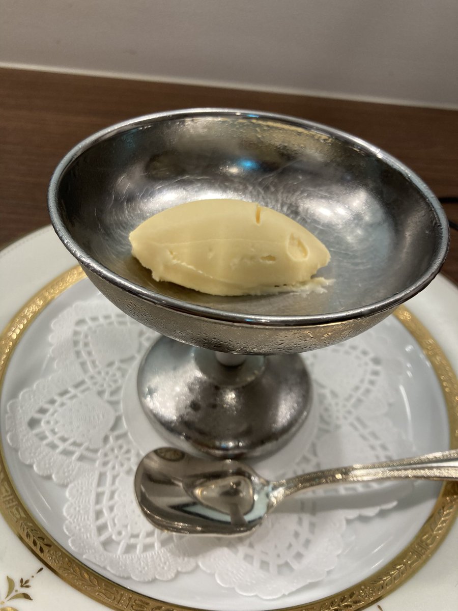 satoebizo's tweet photo. オードリーの若林さんが、
ドラマ「だが、情熱はある」の現場に
差し入れしたカレーパンの東洋軒の
ブラックカレーのランチを食べてきました！
カレーは松坂牛が入った少し辛めで美味しかった。
デザートの山椒アイスが、とてもおいしい！
あっ、カレーパン買うの忘れた笑笑 https://t.co/33vDJsum16
