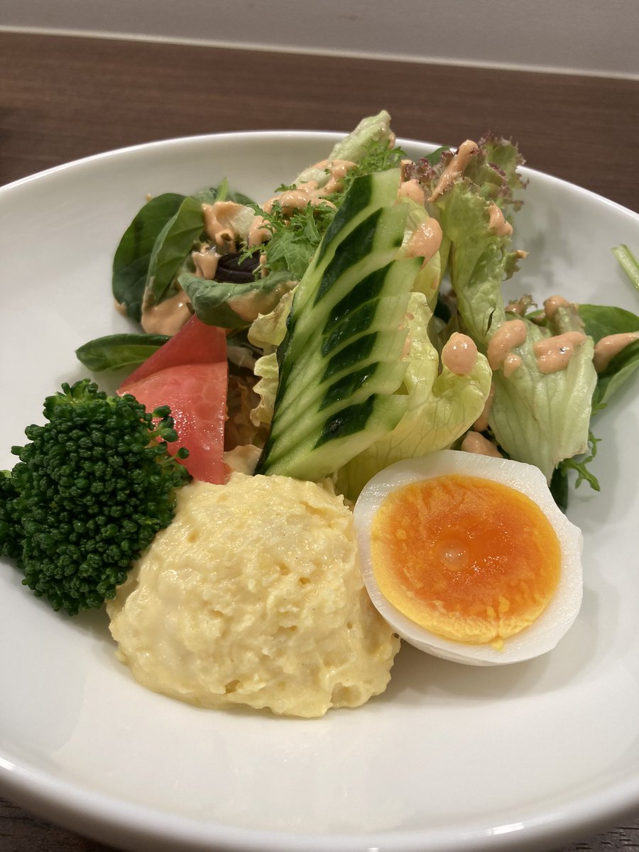 satoebizo's tweet photo. オードリーの若林さんが、
ドラマ「だが、情熱はある」の現場に
差し入れしたカレーパンの東洋軒の
ブラックカレーのランチを食べてきました！
カレーは松坂牛が入った少し辛めで美味しかった。
デザートの山椒アイスが、とてもおいしい！
あっ、カレーパン買うの忘れた笑笑 https://t.co/33vDJsum16