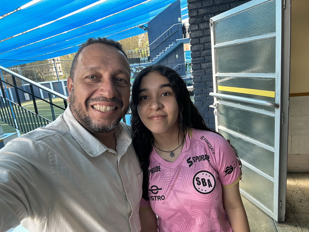 Mi hija me recibe así en su cole por el “Día del Padre”… le dijeron, actúa como tu papá… pudo ponerse un chaleco de periodista y coger un micrófono, pero… lo entendió todo 🥹 💕 
#VamosBoys