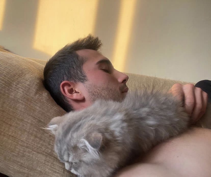 Derlermiş ki; “insan sevdiği birini kaybettiğinde yüreğinde 40 mum yanarmış. Her geçen gün bir mum sönermiş. 40. gün ise tek bir mum kalırmış ve o mumun ateşi sonsuza dek yanarmış.”