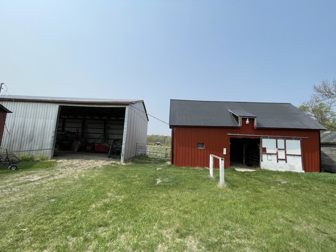 *FENCED, BUSH, PASTURE* BEEF FARM FOR SALE!
farmmarketer.com/listing/fm/166…

Farm Type: Beef/cattle
Acreage (Total): 139 
Province: Manitoba
Agent: Troy Mutch

#Findyourdreamproperty #farmmarketer #cdnbeef #cattlefarming #cattle #proudlycanadian #canadianbeef #farm365 #agproud #forsale