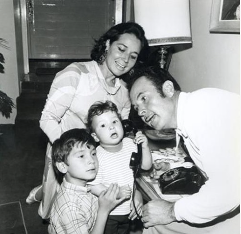 cinemexicano_mx's tweet photo. #SabiosDeOro👨
#CinefilosDeOro, aquí una fotografía donde se aprecia al gran Antonio Aguilar a lado de su hermosa esposa Flor Silvestre y sus pequeños hijos👏👌

#CineMexicano #MiQueridoViejo #MesDePapa #FelicidadesPapa #NuestroCine https://t.co/z76pDG67o6