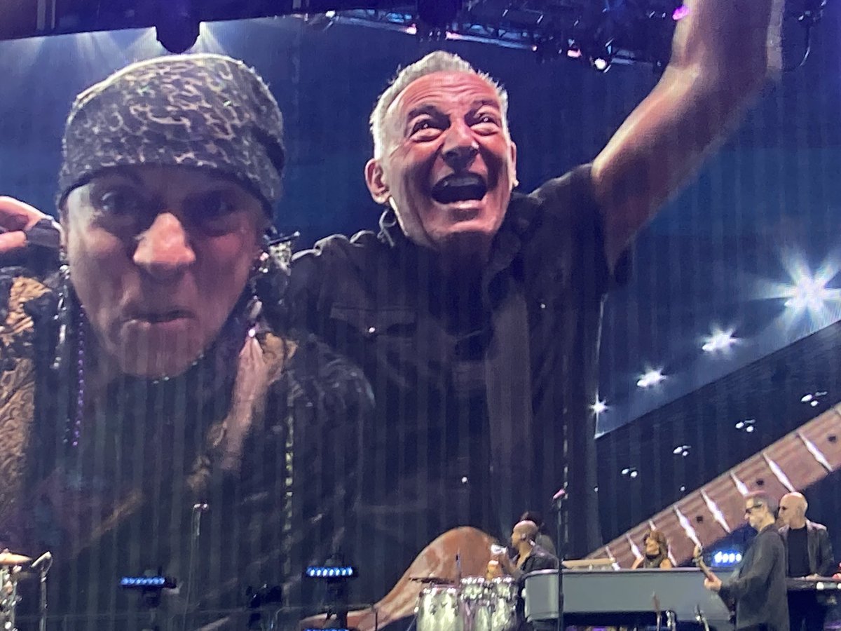Great concert <a href="/StevieVanZandt/">🇺🇸🇮🇱🇺🇦🕉Stevie Van Zandt☮️💙</a> thank you!