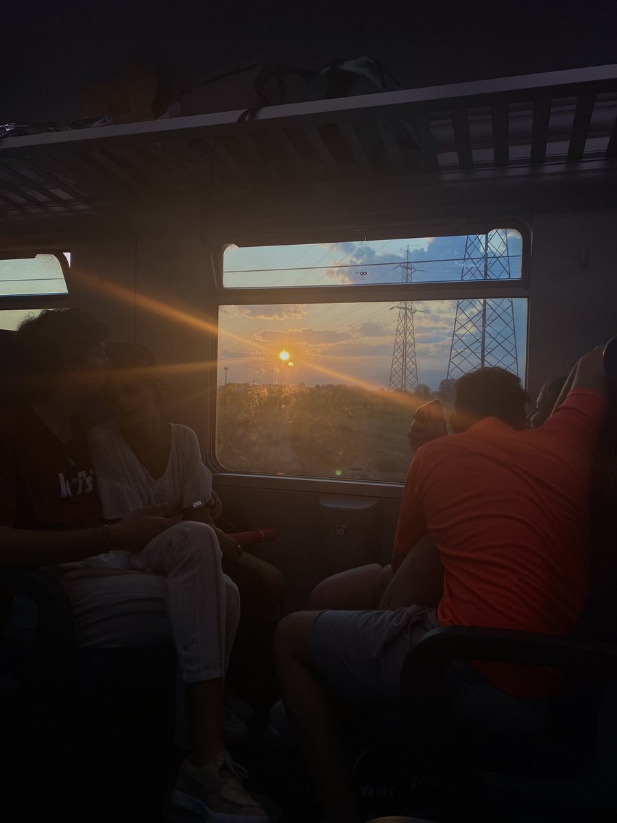 ilBarro's tweet image. Io mentre torno a Torino circondato da coppiette