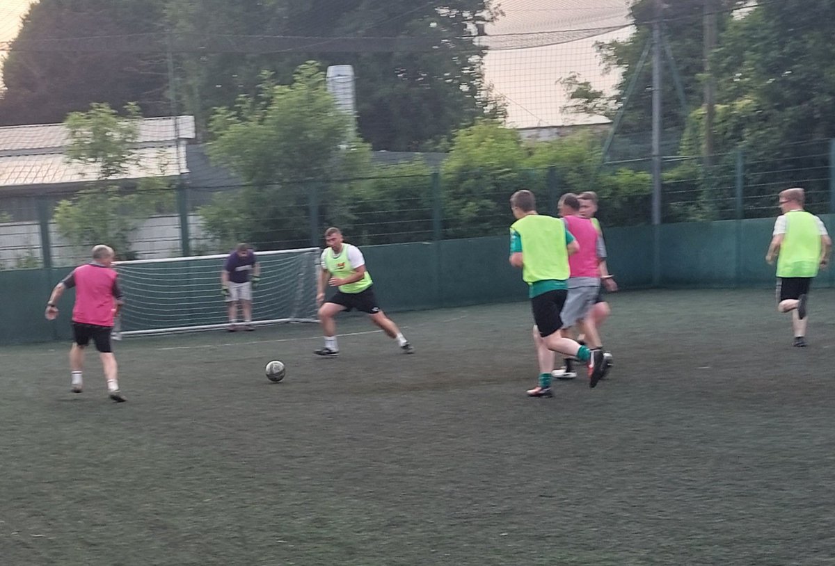 Absolutely fantastic night at #OneGameAtaTime 🐘🏆6️⃣. Well done to everyone, great footie, played in a great spirit.
Thanks to you all and to @CloneMani  for coming along in support.  Please remember why we are there. <a href="/RecoveryAllStar/">Recovery AllStars football team</a> <a href="/Directions4Men/">DirectionsForMen</a> <a href="/theyellows/">Warrington Town FC</a> <a href="/sthelenstownfc/">St Helens Town AFC</a>