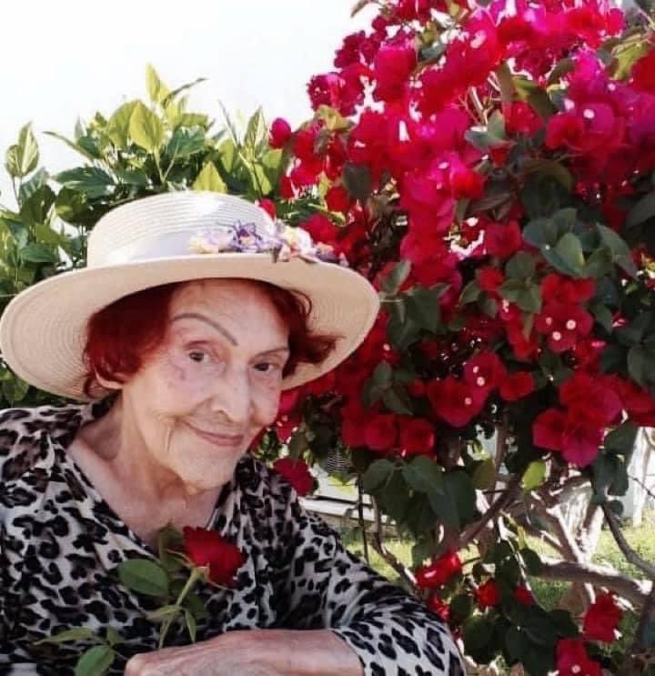 gulsinonay's tweet photo. Anneciğimin doğum günü kutlu olsun..
Bugün, 17 Haziran 1929 yılında doğmuş..
İyi ki doğmuş, dünyanın en tatlı, en güzel, en iyi öğretmeni ve annesi💖🌹🌺❤️🥰😍🎶🌸🌹❤️💖Nice mutlu, sağlıklı, güzel yıllara.. https://t.co/os8N2kYSKi