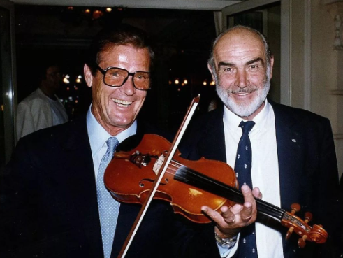 Two boys 'bonding' with a violin 🎻 
#RogerMoore #SeanConnery 
#BondTwitter #FilmTwitter 📽️🎬