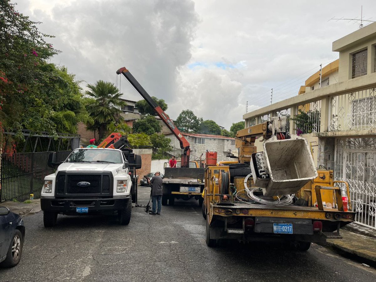 A esta hora 7pm a pesar de la lluvia continúa los trabajos  de <a href="/CorpoelecInfo/">Corporación Eléctrica Nacional</a> en #CumbresDeCurumo para restablecer el servicio eléctrico ⚡️ más de 72 horas #SinLuz  
Gracias a los vecinos por reportar y <a href="/OmarVillalbaG/">Omar Villalba</a> por la información