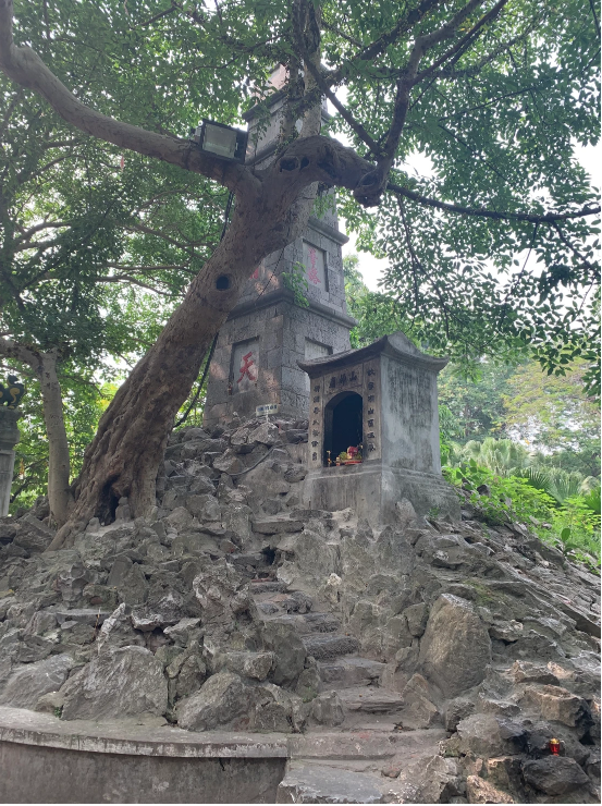 UFNursing's tweet image. #GatoRNursing faculty Karen Reed shared her latest update from Vietnam! She recently conducted a workshop on the role of rehabilitation in the Vietnamese community and spent some time at the iconic Ngoc Son Temple. Read more here: shorturl.at/chHKU