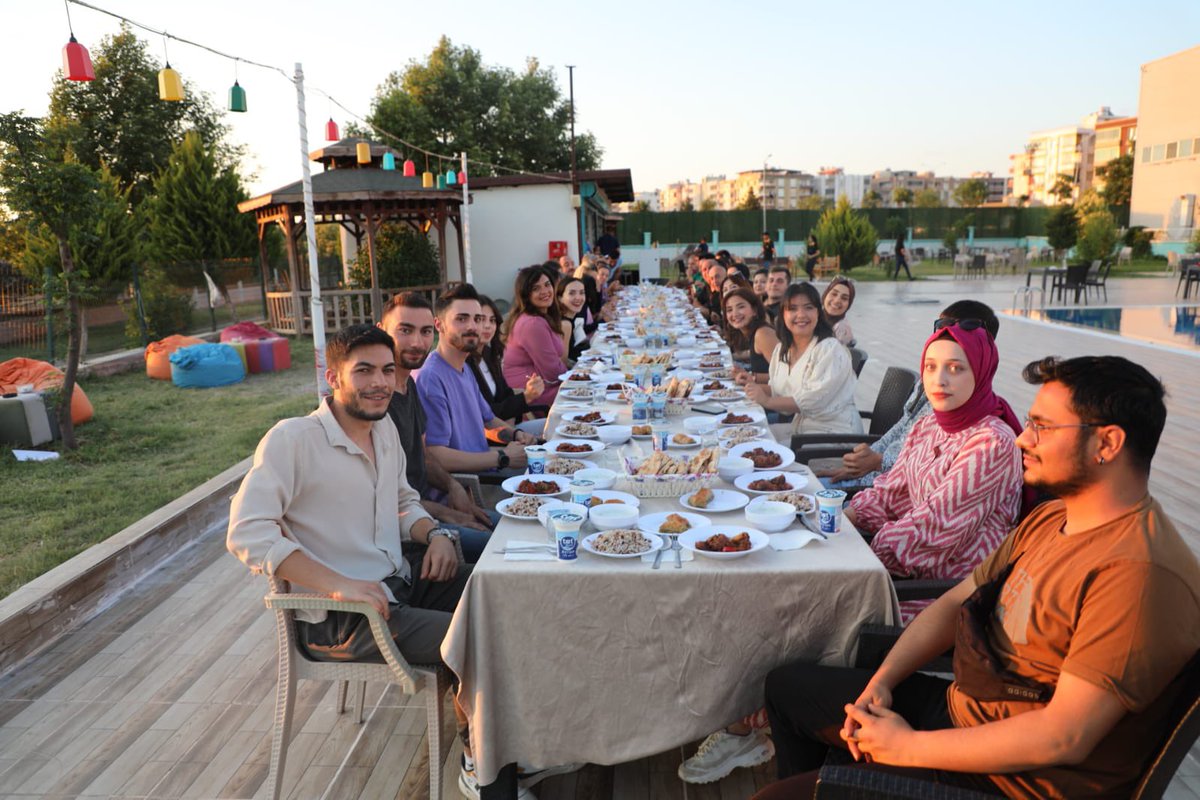 Viranşehir Belediyemizin bünyesinde kurulan öğrenci, öğretmen ve esnaflardan oluşan Viranşehir Belediyesi Halk Korosu mensupları ile yemek programında bir araya gelerek, başarılı çalışmalarından ötürü kendilerini tebrik ettik.

Başarılı çalışmalara imza atan değerli koromuzun her