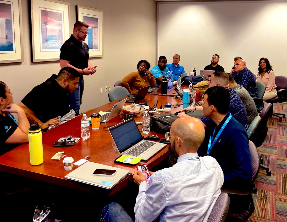 Rich Odom dropping knowledge on Geotab with the Team today! @FLAwlessNB @EastMobilityBz #TurnFLBlue 🐺 #WolfPack 🌴