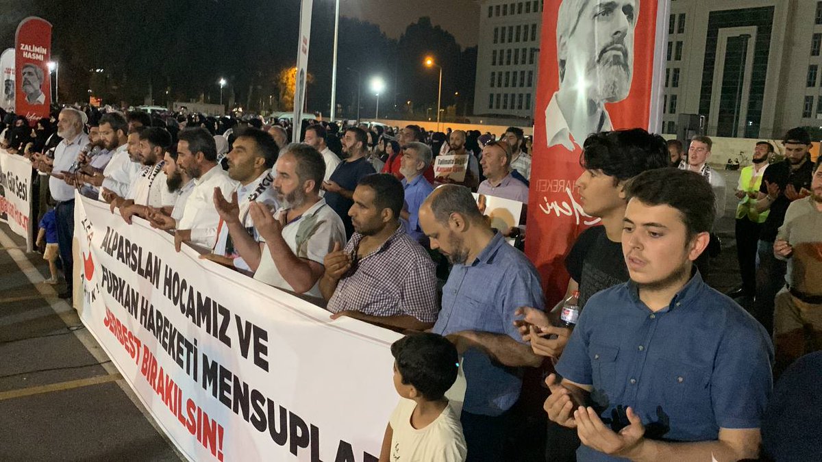 birsahabe's tweet photo. DİLLERDE DUA, ADALETİ BEKLİYORUZ 🤲🏻  12 saattir #AdanaAdliyesi önünde mahkeme sonucunu bekleyen Furkan Hareketi mensupları, akşam namazını eda ettikten sonra toplu duada bulundular.  AlparslanHoca TahliyeEdilsin https://t.co/yFcBgUFYWv