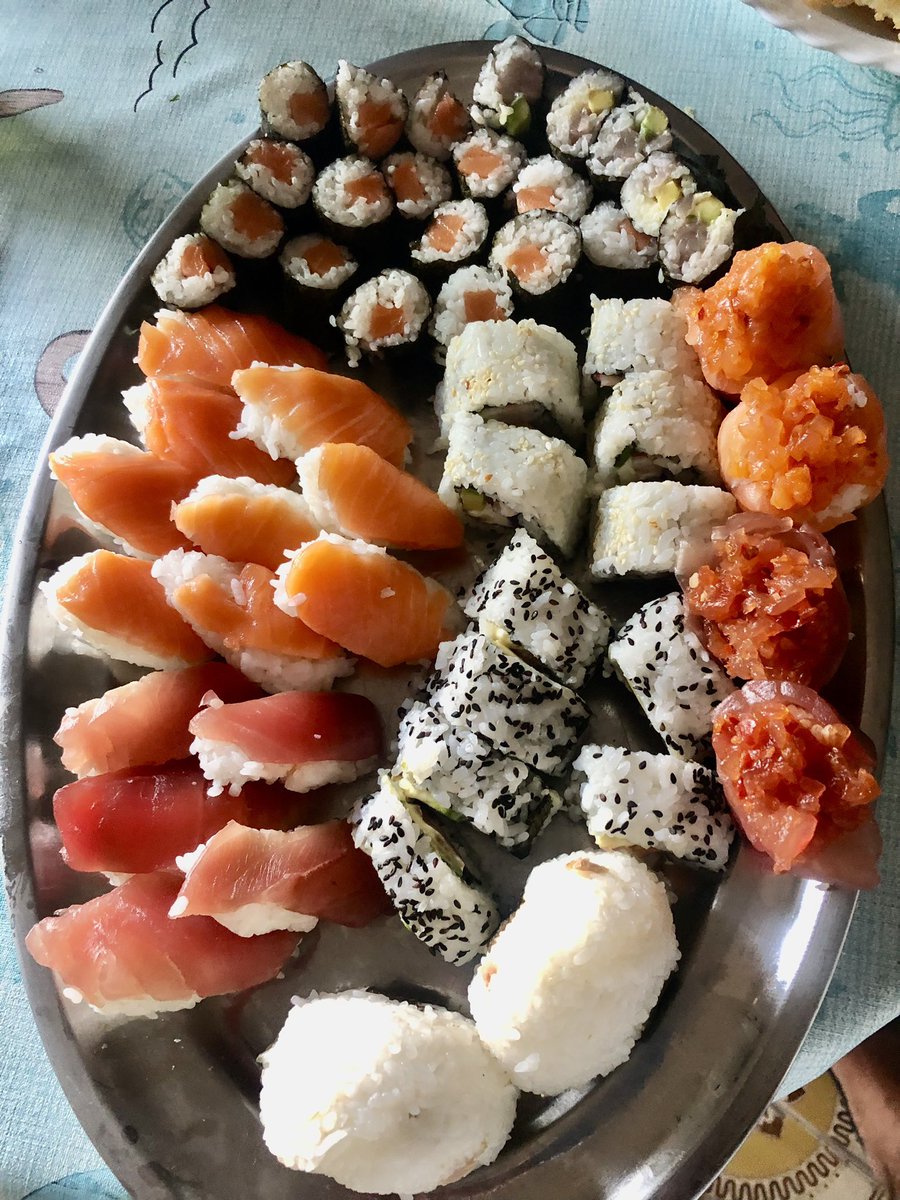 s4mp31's tweet photo. Stasera ho provato a fare il sushi in casa. Non credo diventerò maestro giapponese ma per essere la prima volta mi sento abbastanza soddisfatto! 🤟🏼 #sushi https://t.co/BEIoikE6r0