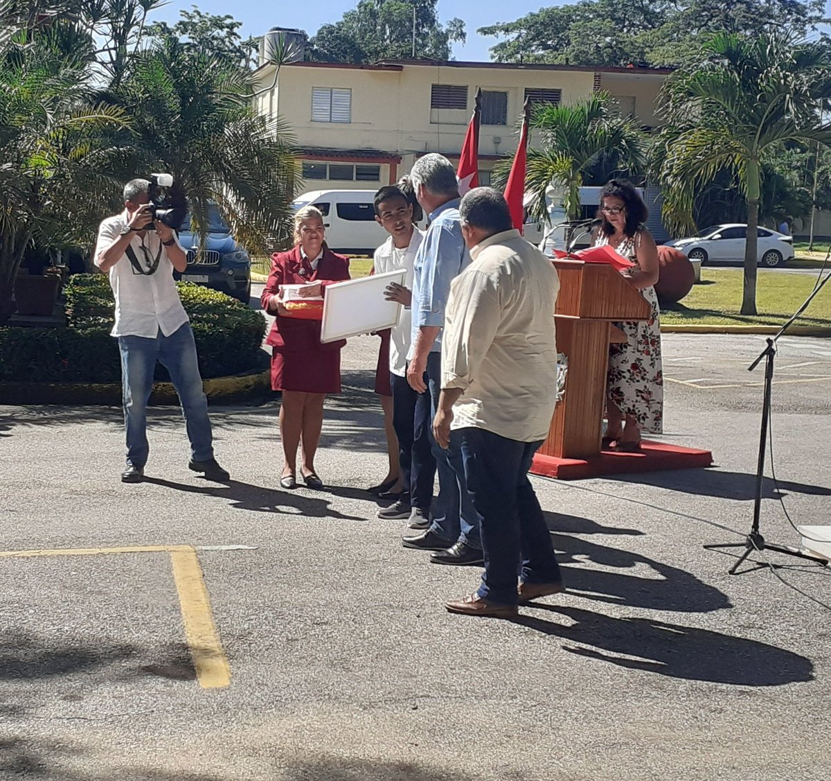 Se reconoce en #Camagüey a destacados Agramontinos en las labores de la recuperación. Presentes <a href="/DiazCanelB/">Miguel Díaz-Canel Bermúdez</a> y <a href="/DrRobertoMOjeda/">Dr. Roberto Morales Ojeda</a>. #PorCamagüeyTodo, #CubaEsAmor. <a href="/FHHernndez1/">Federico Hernández Hernández</a>, <a href="/cadenagramonte/">Cadena Agramonte</a>, <a href="/tvcamaguey/">Televisión Camagüey</a>, <a href="/AdelanteCuba/">Periódico Adelante</a>