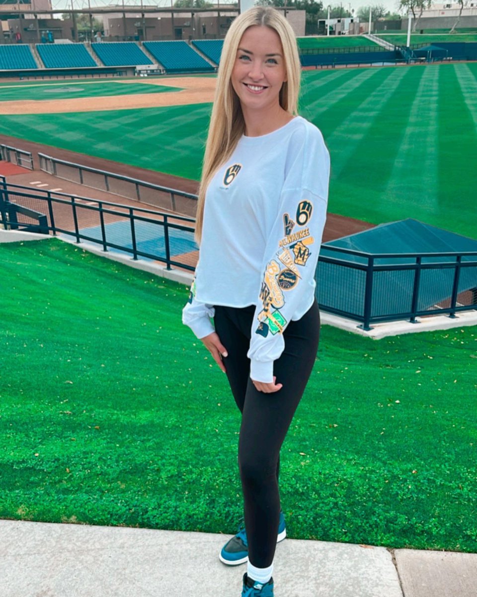 Keeping it casual 💛 The perfect ‘fit for a #Friday night game ⚾️ Use the link below to shop @brewers WEAR! l8r.it/CPvt 📸: @nicolesedivy #ThisIsMyCrew #Milwaukee #Brewers
