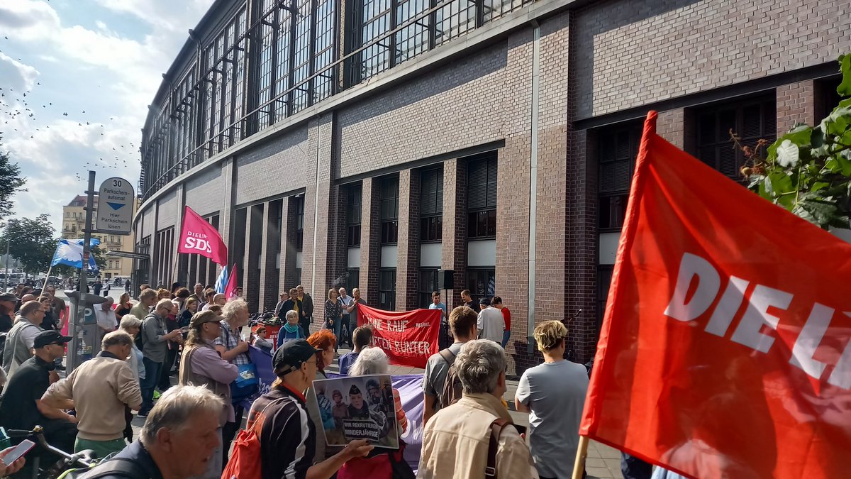 Wir waren heute vor dem morgigen 'Tag der Bundeswehr' auf der Kundgebung 'Nein zum Werben fürs Sterben' vor dem 'Showroom' der Bundeswehr am S&U Friedrichstraße.

Wir wollen diese Werbe- und Rekrutierungsveranstaltung der Bundeswehr nicht unwidersprochen lassen!