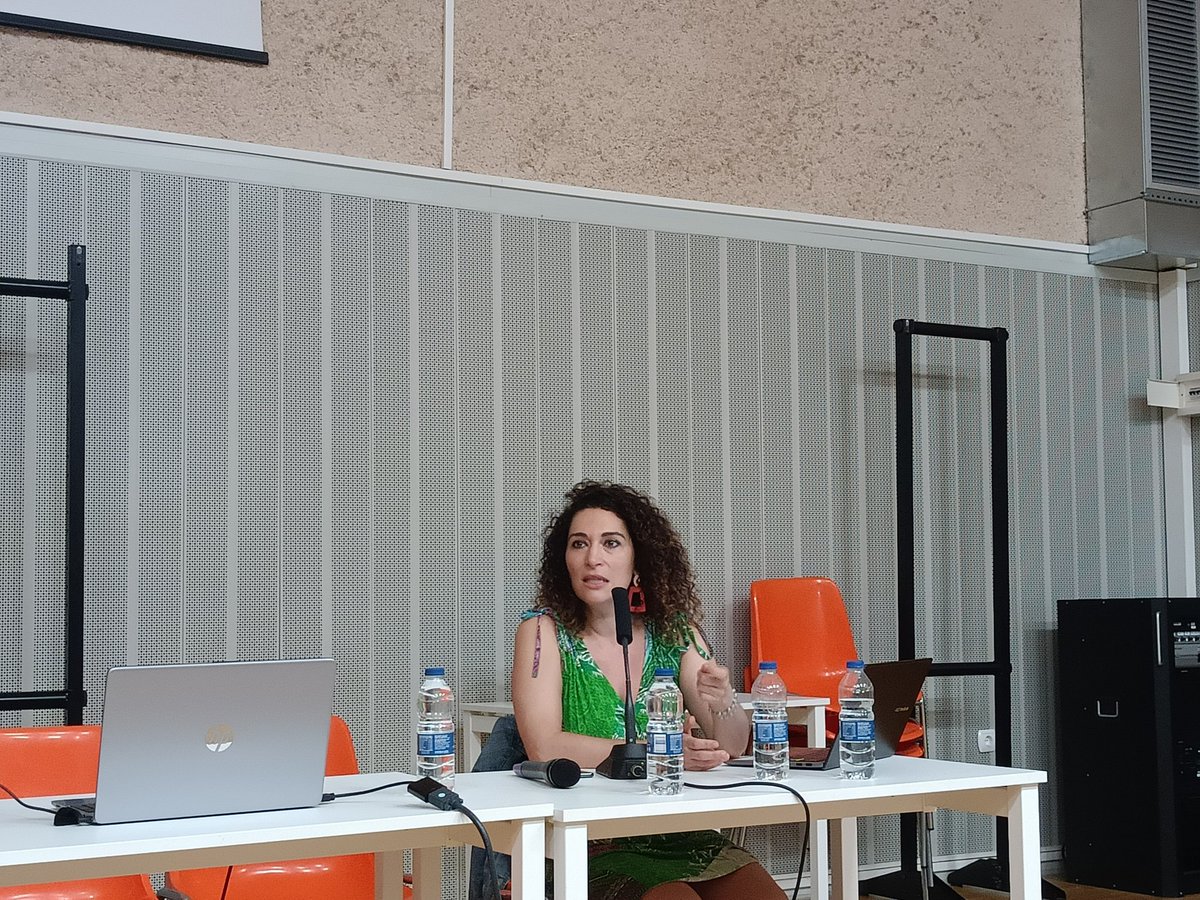 MariaDelRio_P's tweet photo. Garcias a #Amuge y a @PastoriFiligran hemos reflexionado en Otxarkoaga sobre la raiz de los discursos de odio antigitano desde una perspectiva feminista y anticapitalista. https://t.co/dUZug3neIQ