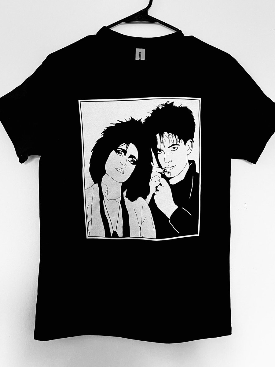 hungryiancurtis's tweet photo. The Siouxsie and Robert shirts have arrived and they look awesome!! Still some left of each size in the store at https://t.co/o7vKc6JY2V but they’re selling out fairly quickly! 

#siouxsiesioux #siouxsie #siouxsieandthebanshees #robertsmith #bobert #thecure #goth https://t.co/OiJ1mnH1st
