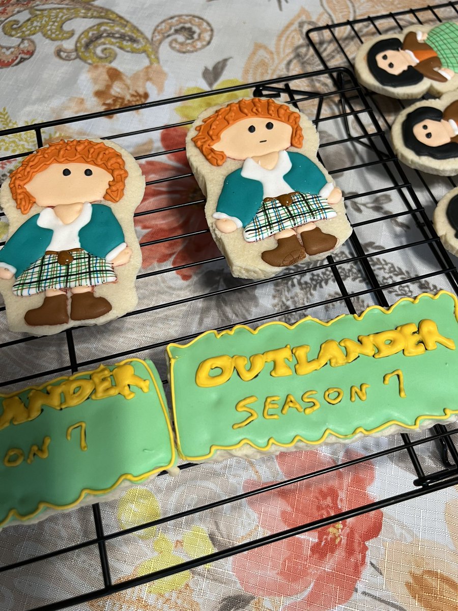 getting ready for #OutlanderSeason7 premiere tonight can’t wait decorated some cookies in honor of my favorite show first time doing them @Outlander_STARZ @SamHeughan @caitrionambalfe @SkeltonSophie @RikRankin