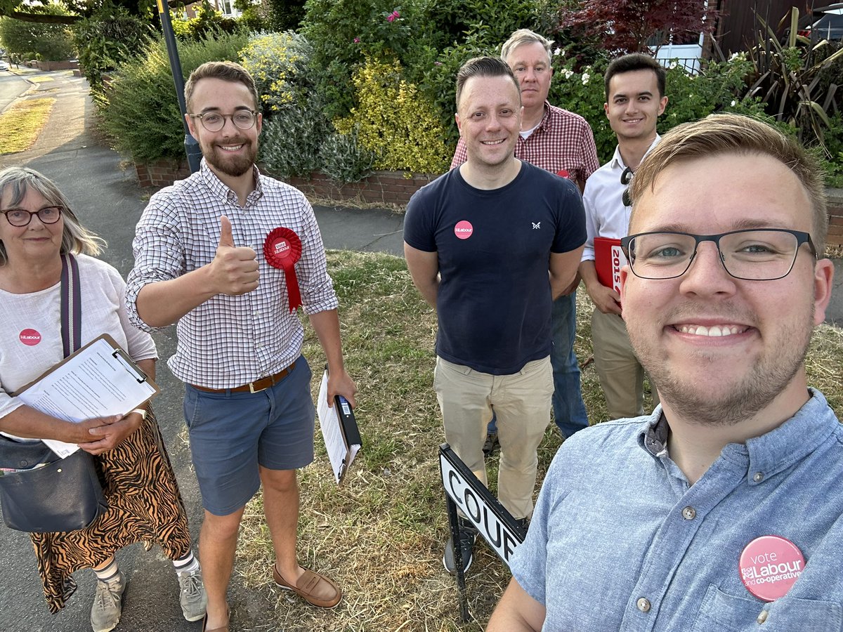 Fantastic #labourdoorstep session in Selby this evening for the brilliant Keir Mather. Lots of outrage at weeks of Tory infighting over peerages, whilst families struggle with rising bills. #votelabour