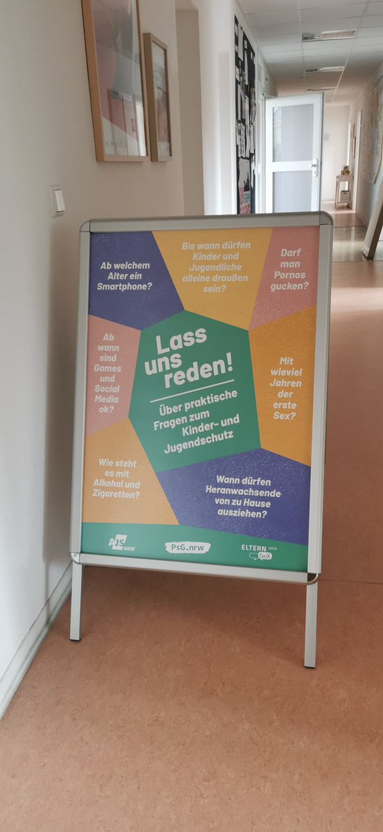 Noch steht der Aufsteller auf dem Flur in der AJS-Geschäftsstelle.
Am Sonntag geht er mit uns zum ersten Familien- und Kinderfest in Bochum. Neben tollem Programm für Groß und Klein werden wir mit einem Stand vertreten sein land.nrw/pressemitteilu…🧡
#wirsinddabei